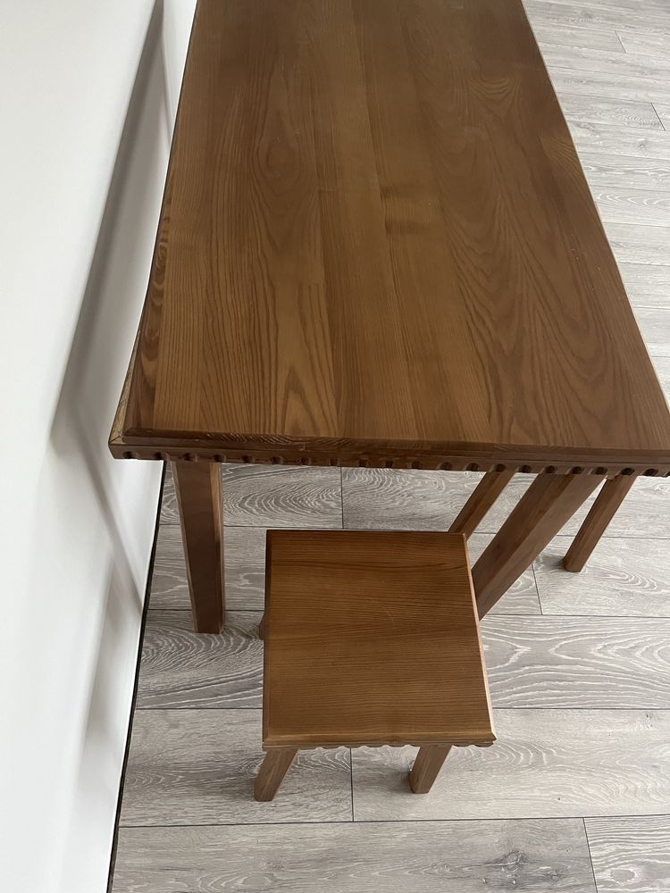 Кухонний стіл з табуретками з дерева