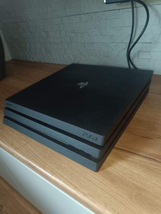 PS4 PRO 1TB + pad