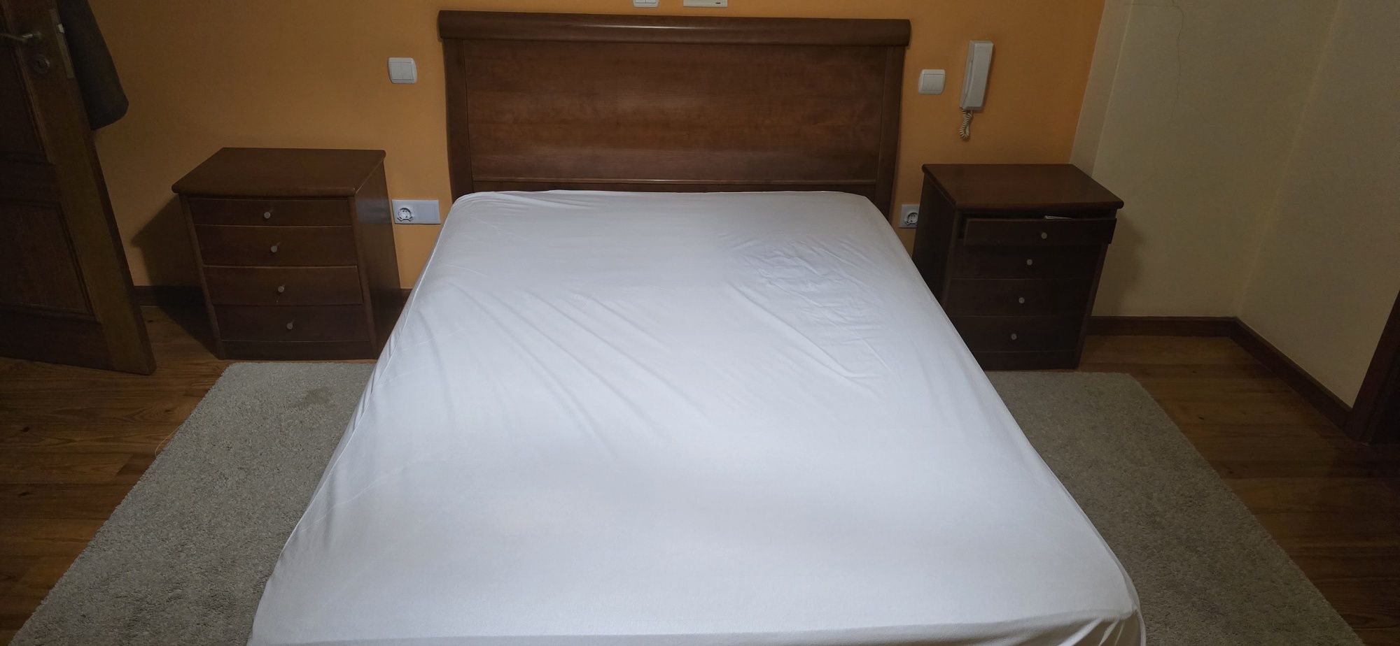 Cama de casal, mesa cabeceiras e comoda