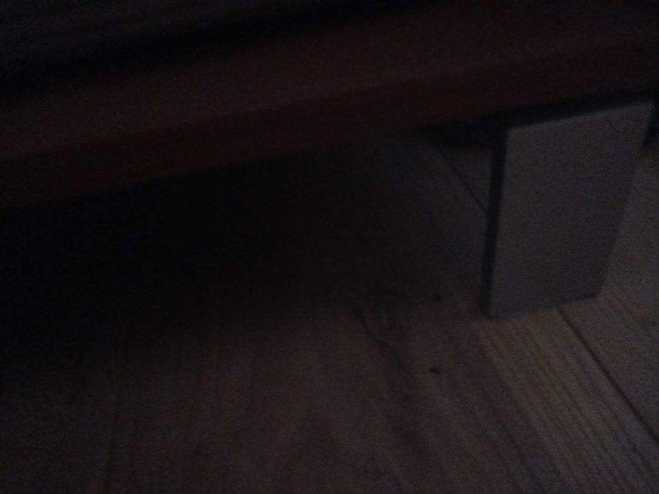 Witryna ze szklanymi półkami