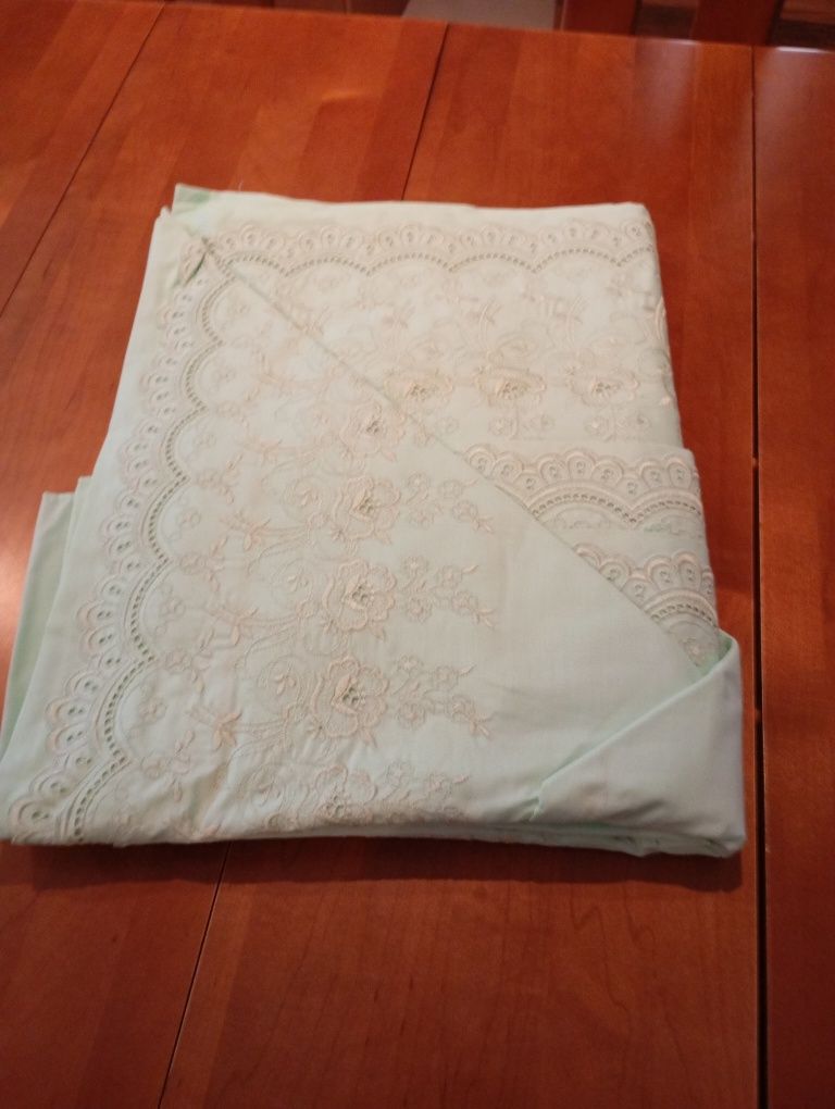 Lençóis para cama de casal verdes e bordados