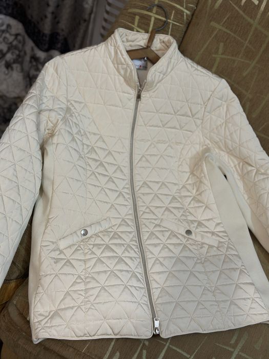 Жіноча куртка з резиночкою по бокам фірмова