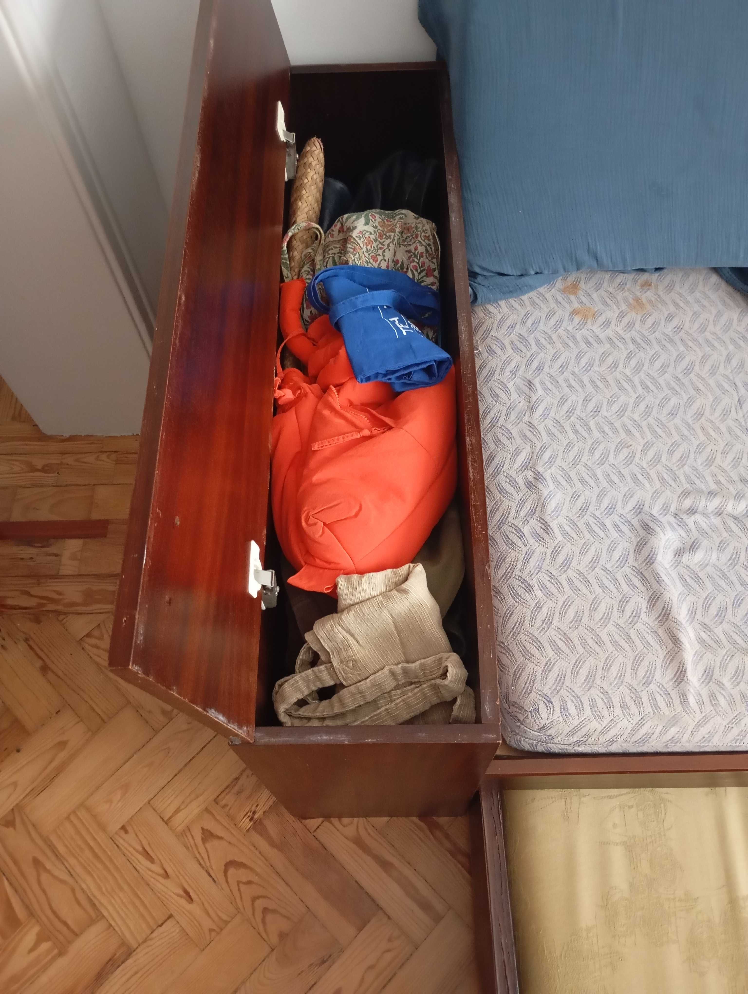 Sofa madeira antiga com arrumação