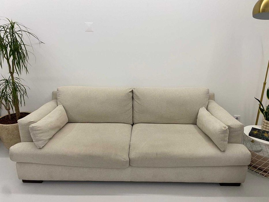 Sofá de 3 Lugares em excelente estado. Cor neutra.