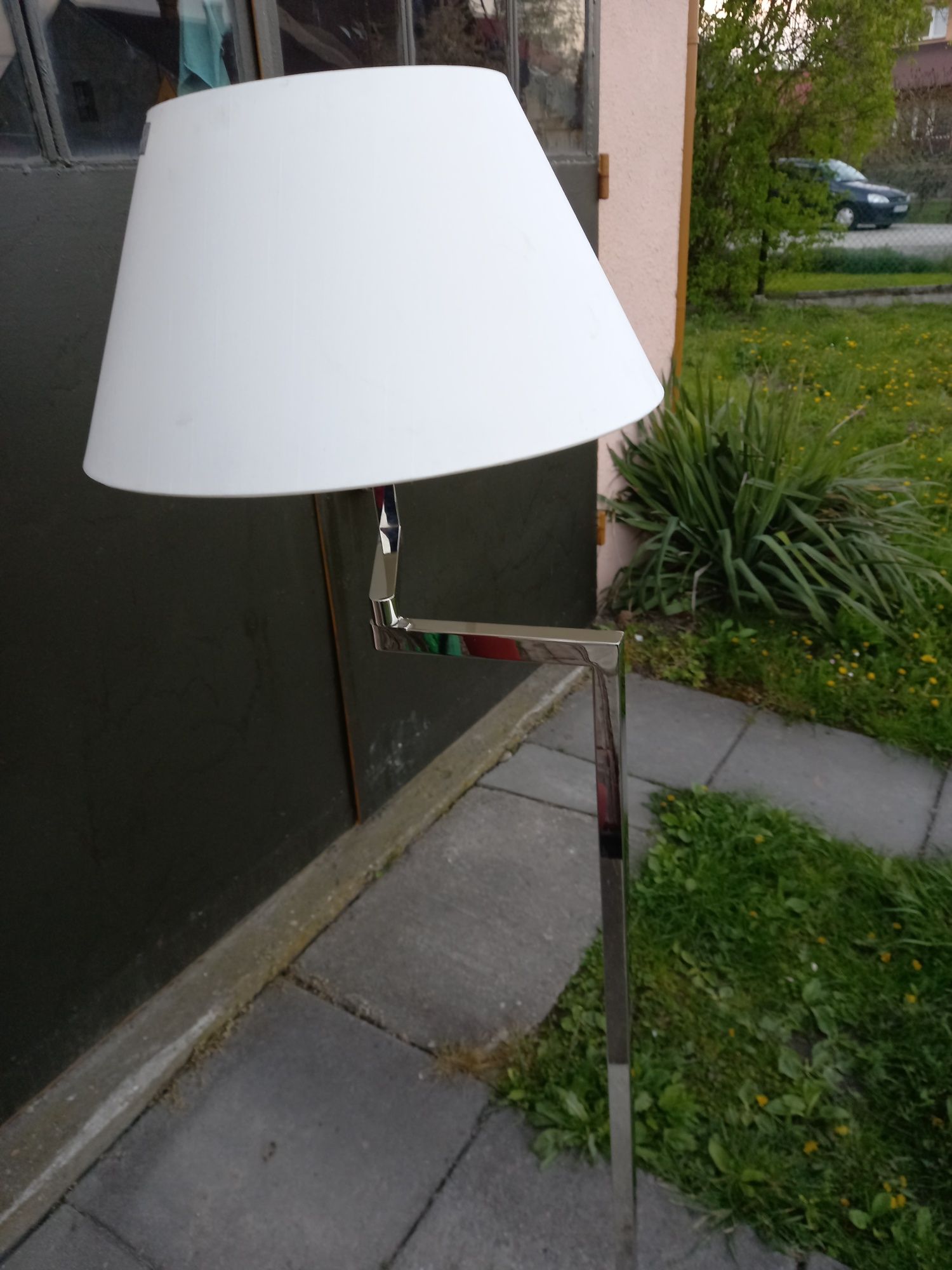 Lampa stojąca.Ciekawy design.