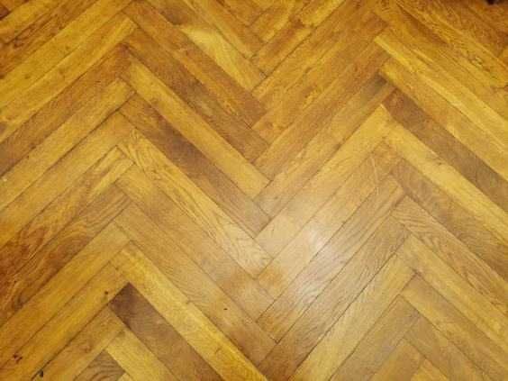 Stary parkiet z duszą historii – ok. 50 m² – tylko 1000 zł!