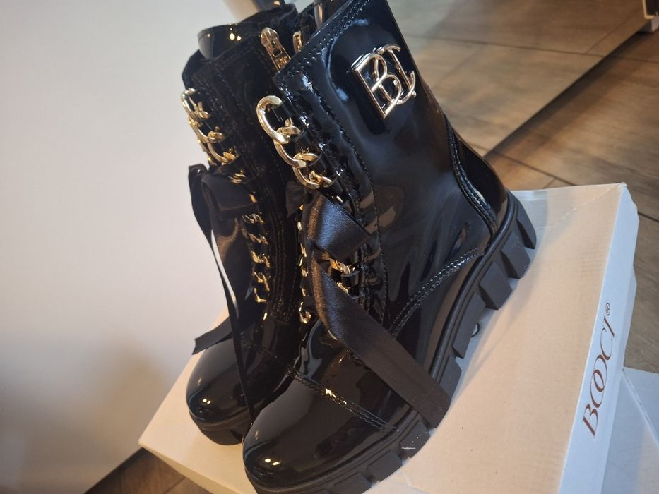 Lakierowane botki BOOCI