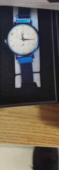 elegancki niebieski zegarek damski