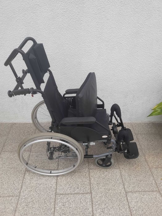 Cadeira de rodas com encosto reclinável