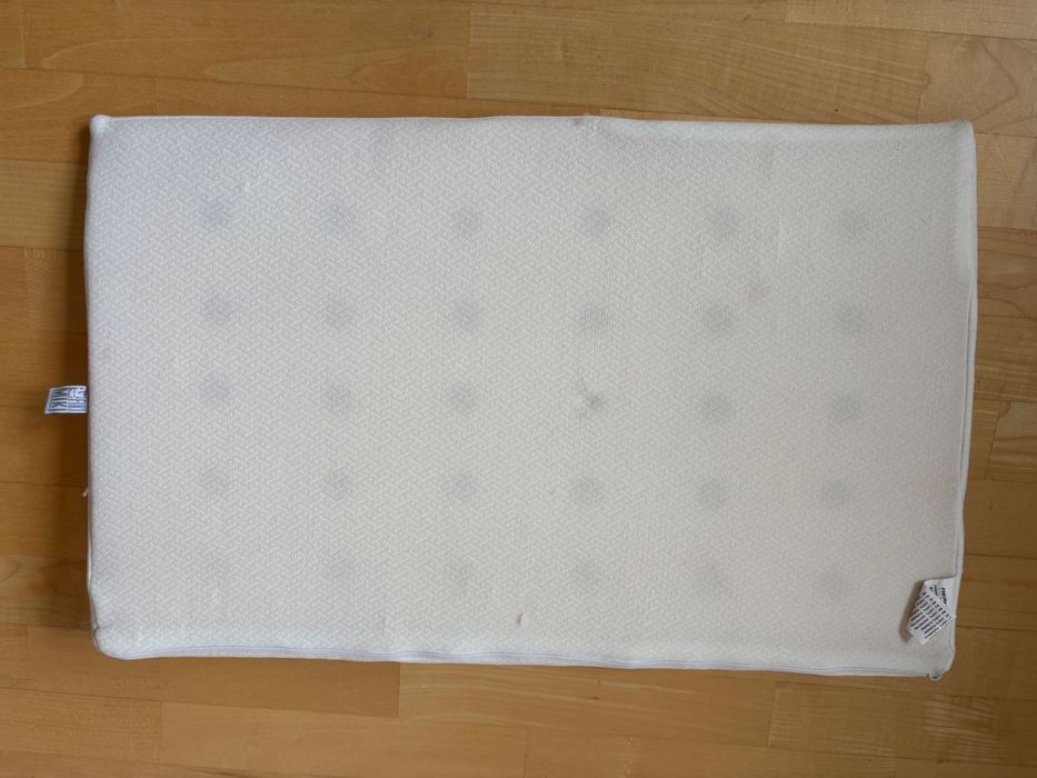 Poduszka typu klin pod materac dla niemowlaka