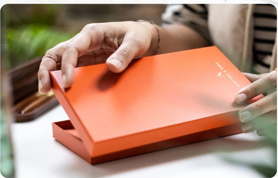 Piórnik ze skóry ekologicznej z podwójnym zamkiem minimalistyczny