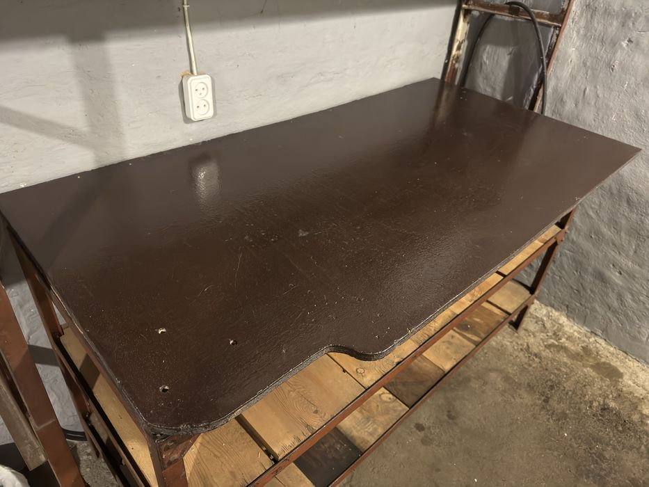 Металлический стол для гаража (мастерской) с полками