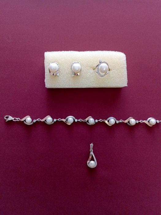 Комплект с жемчугом.