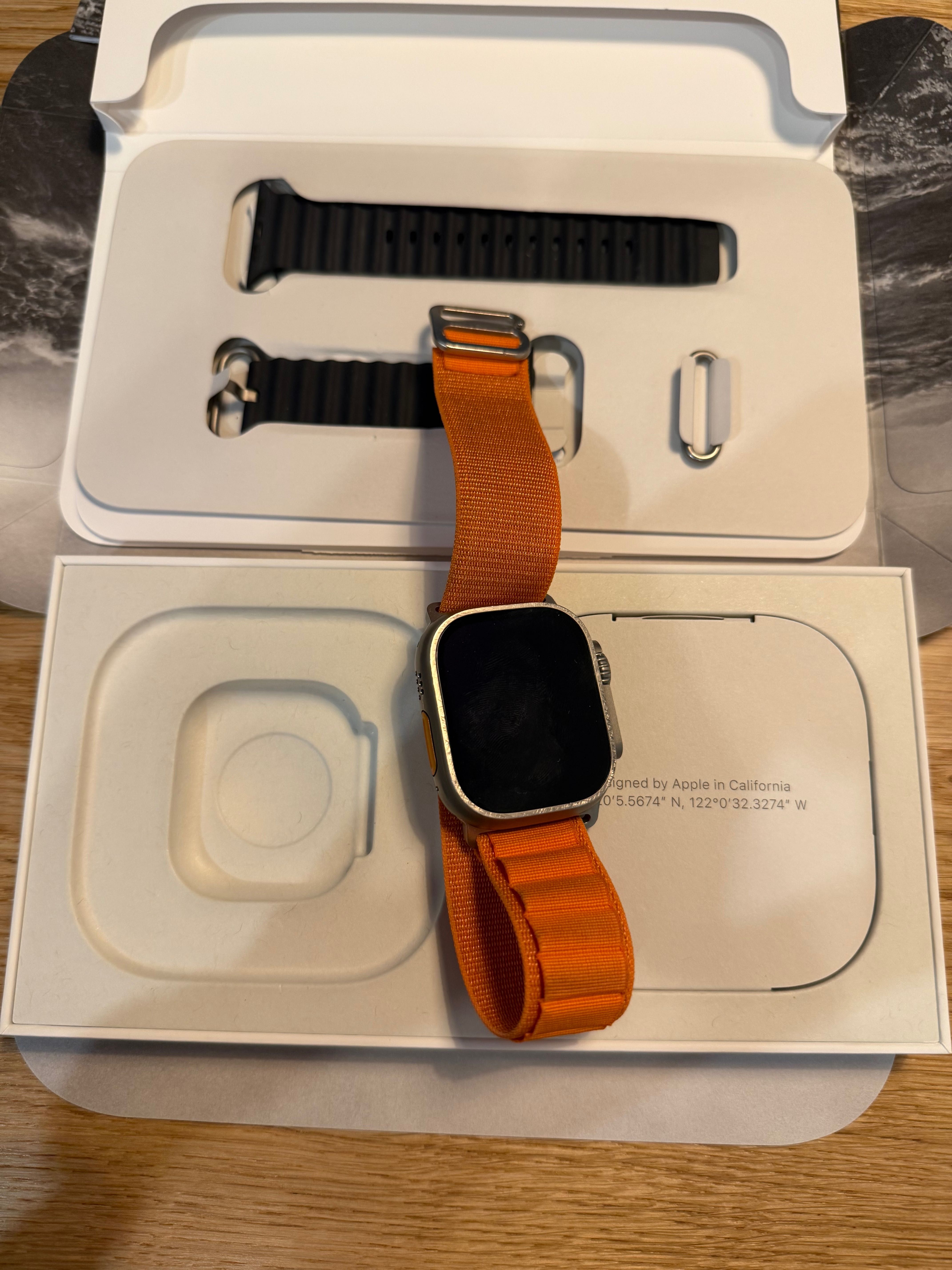 Apple Watch Ultra, 15 pasków, powerbank, kostka do ładowania.