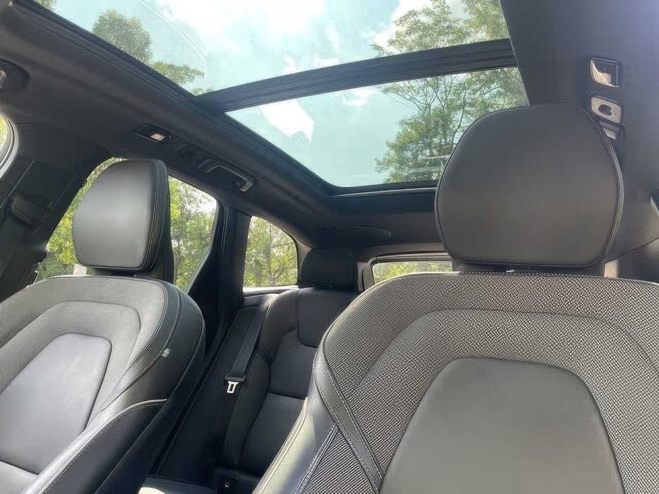 Volvo XC60 B6 R-Design      2022