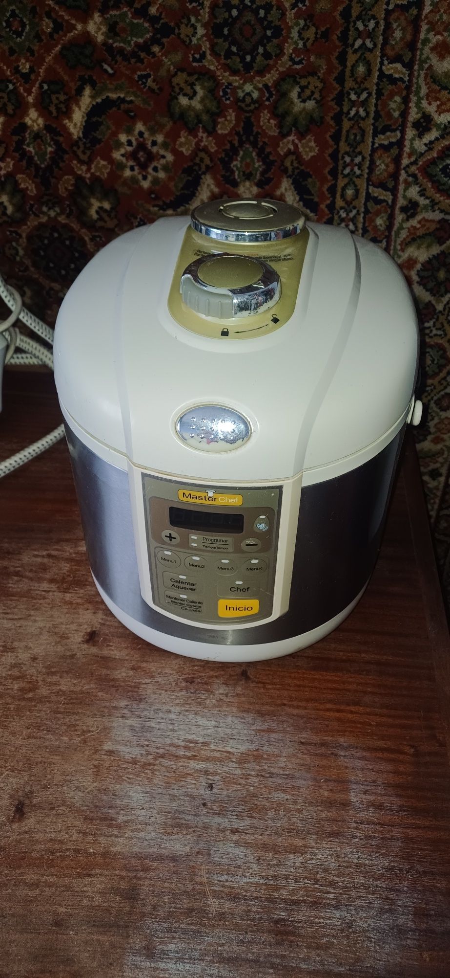 Vendo ferro de  endomar, e panela eletrika..excelente oportunidade.