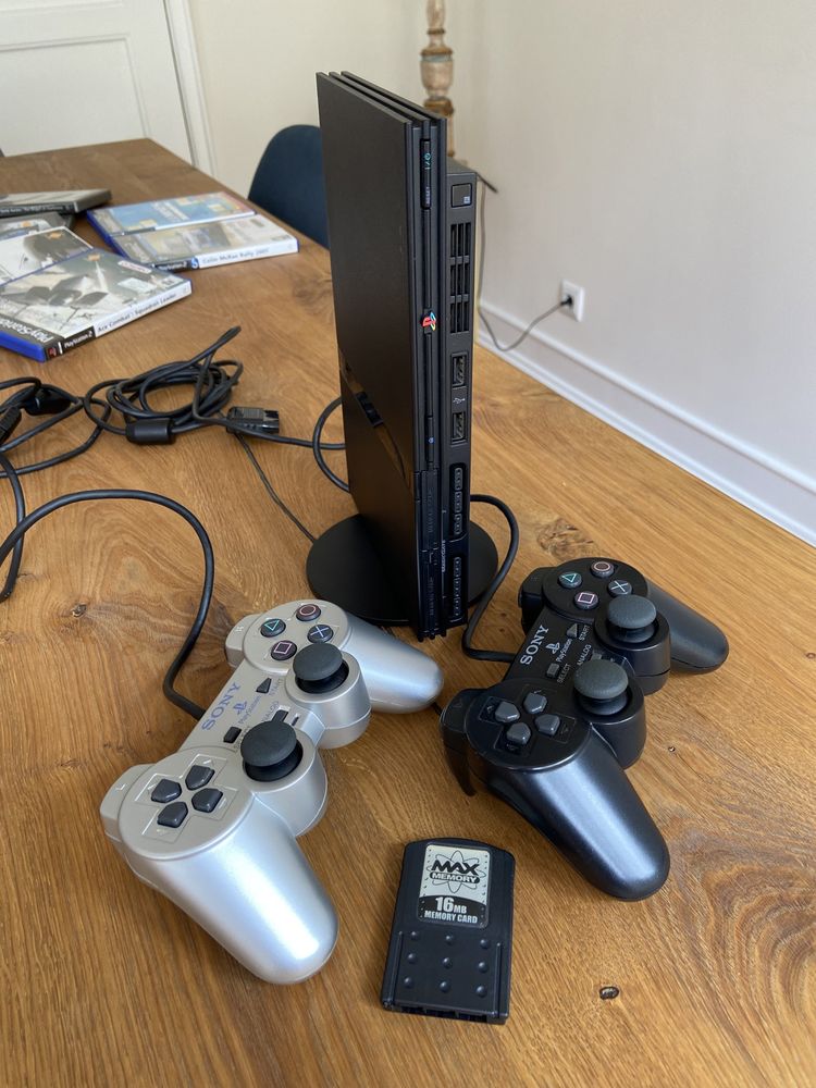 Vendo Ps2 Slim com suporte vertical, 2 comandos e 7 jogos