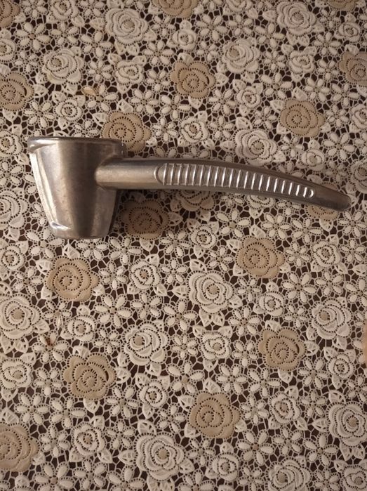 Орехокол конусный