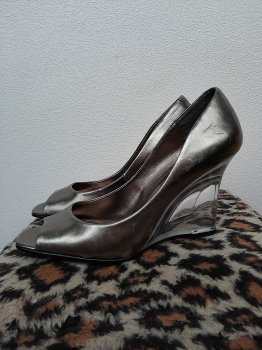 Стилтні туфлі з відкритим носком на прозорому каблуці скала