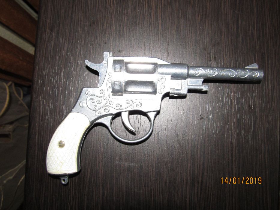 детский револьвер.