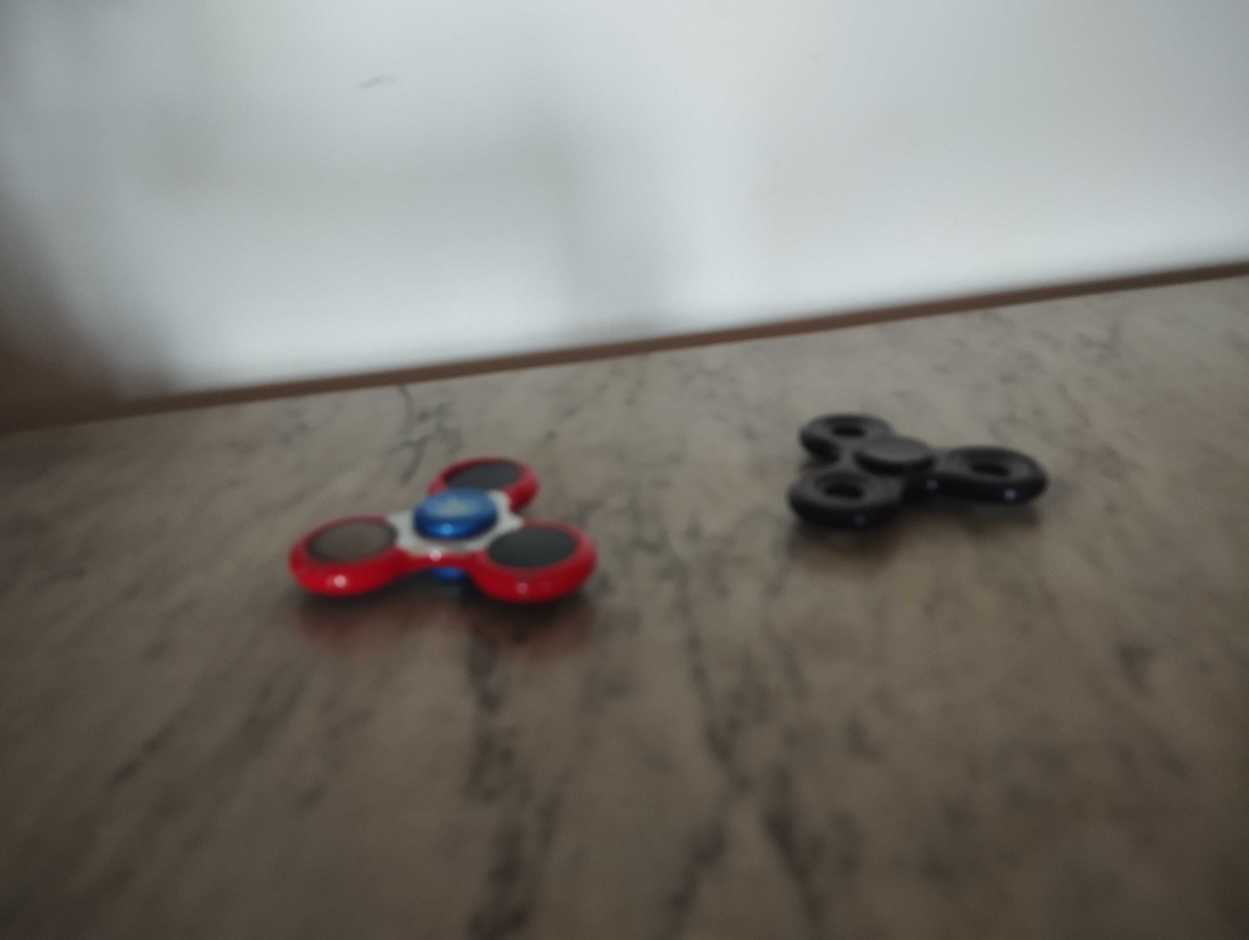 2 spinners um preto e outro do capitão américa.