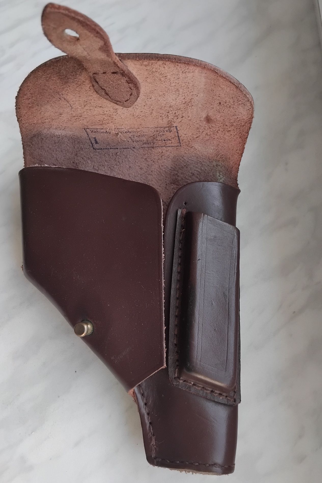 Brązowa kabura skórzana prawdopodobnie do pistoletu  P-64