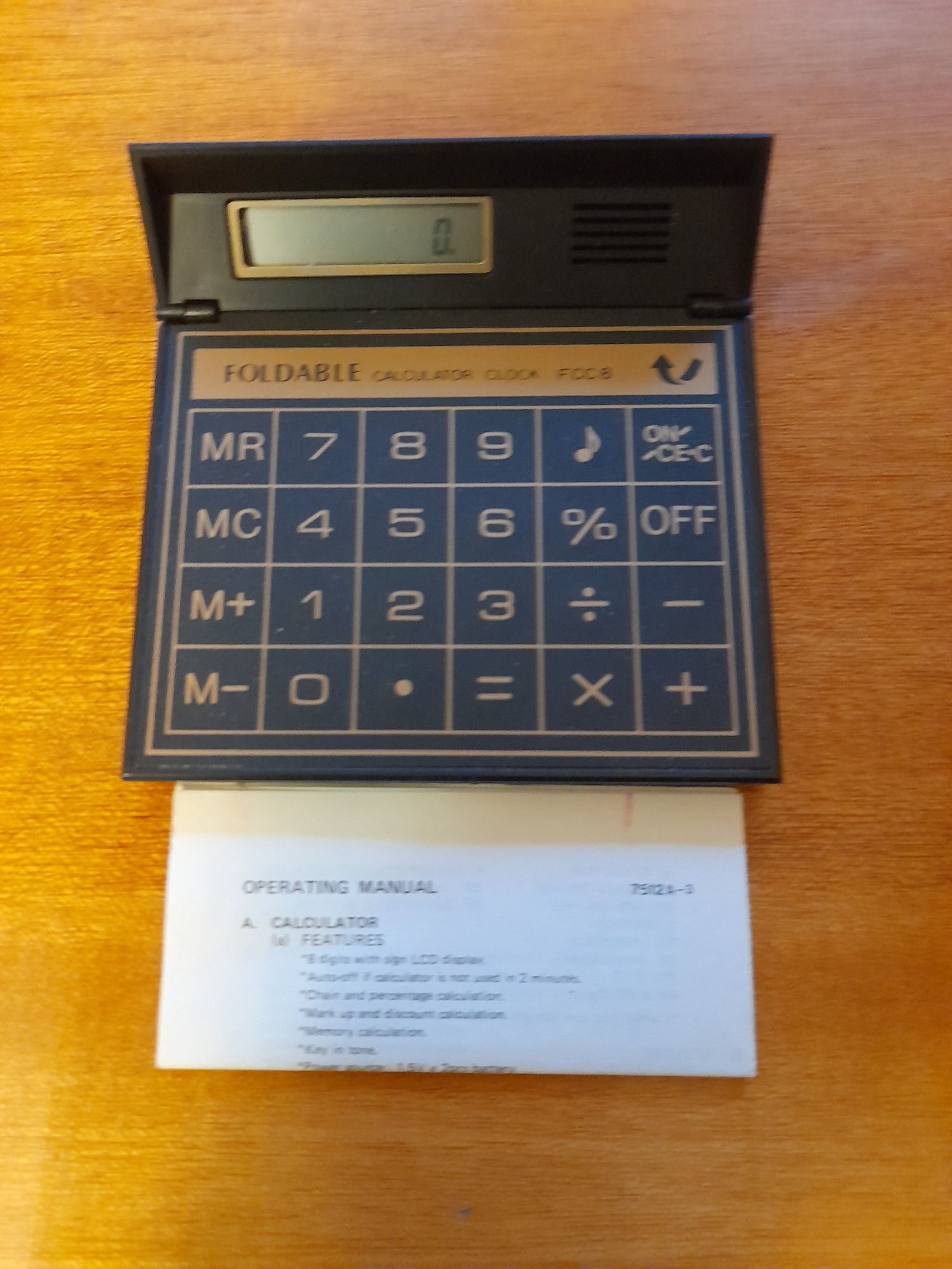 Kultowy kalkulator z budzikiem