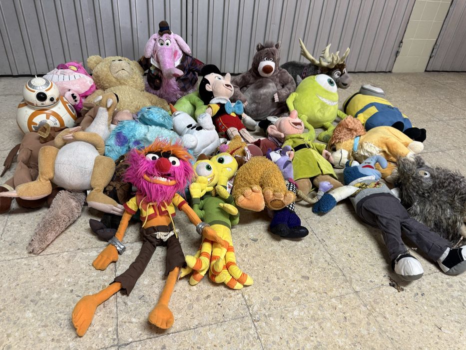 Cerca de 25 bonecos Disney Originals