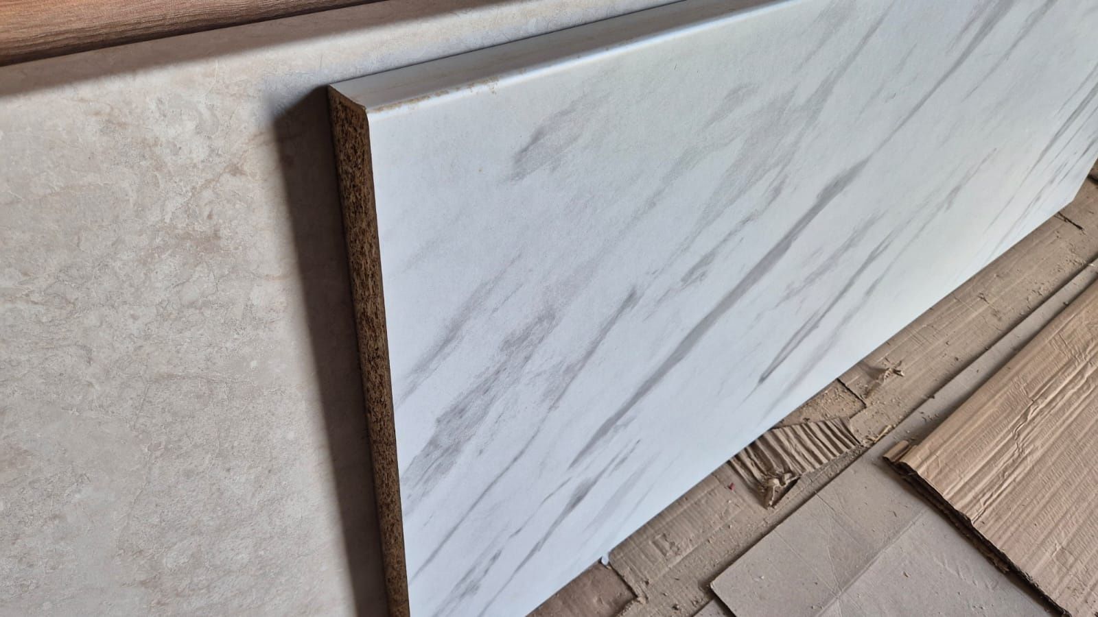 Blat kuchenny/wiórowy Woodeco Marmur Bianco S63051