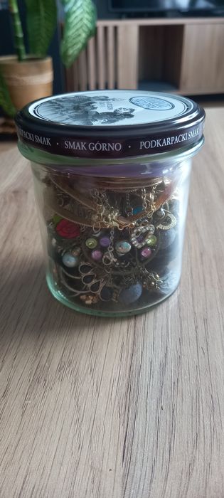 Słoik z biżuteria