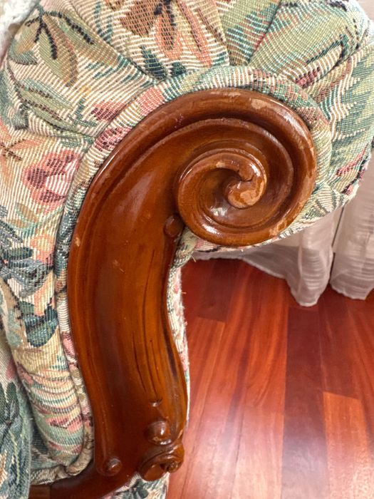 Sofás individuais com forro floreado