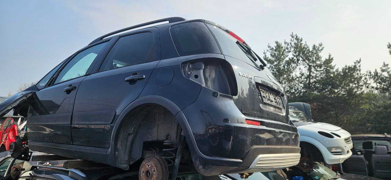 Двері передні ліва Suzuki SX4