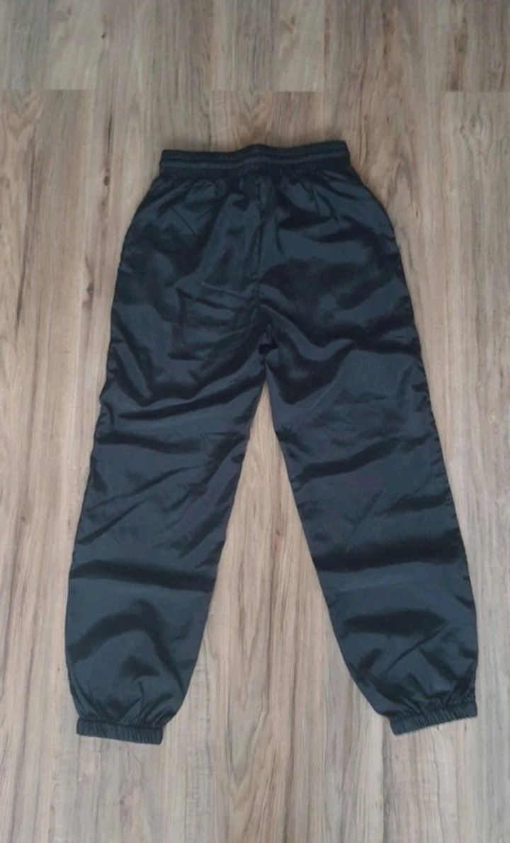 Czarne luźne spodnie ze ślizkiego materiału rozmiar S