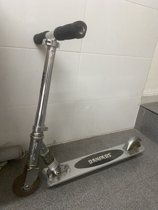 Trotinete da marca Randers, com marcas de uso mas 100% funcional.