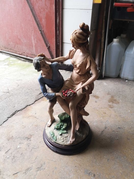 Estatueta com base de madeira, 45 cm