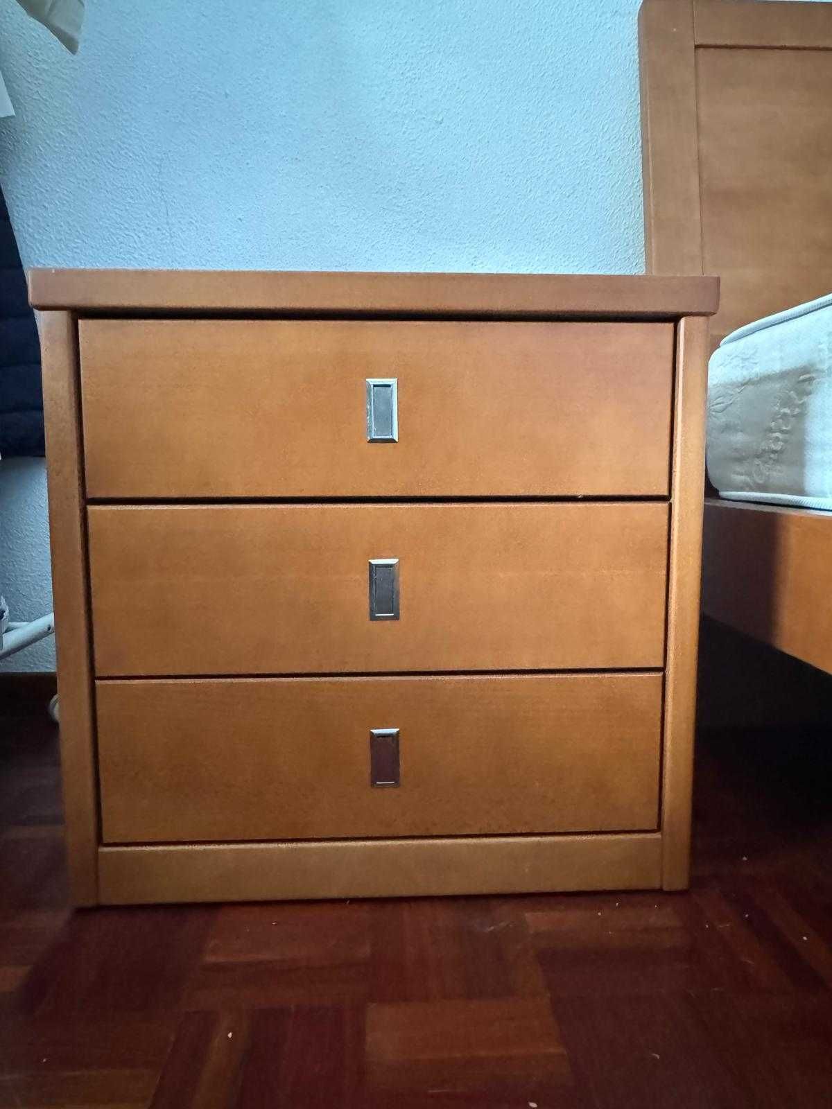 Cama com colchão e mesa de cabeceira