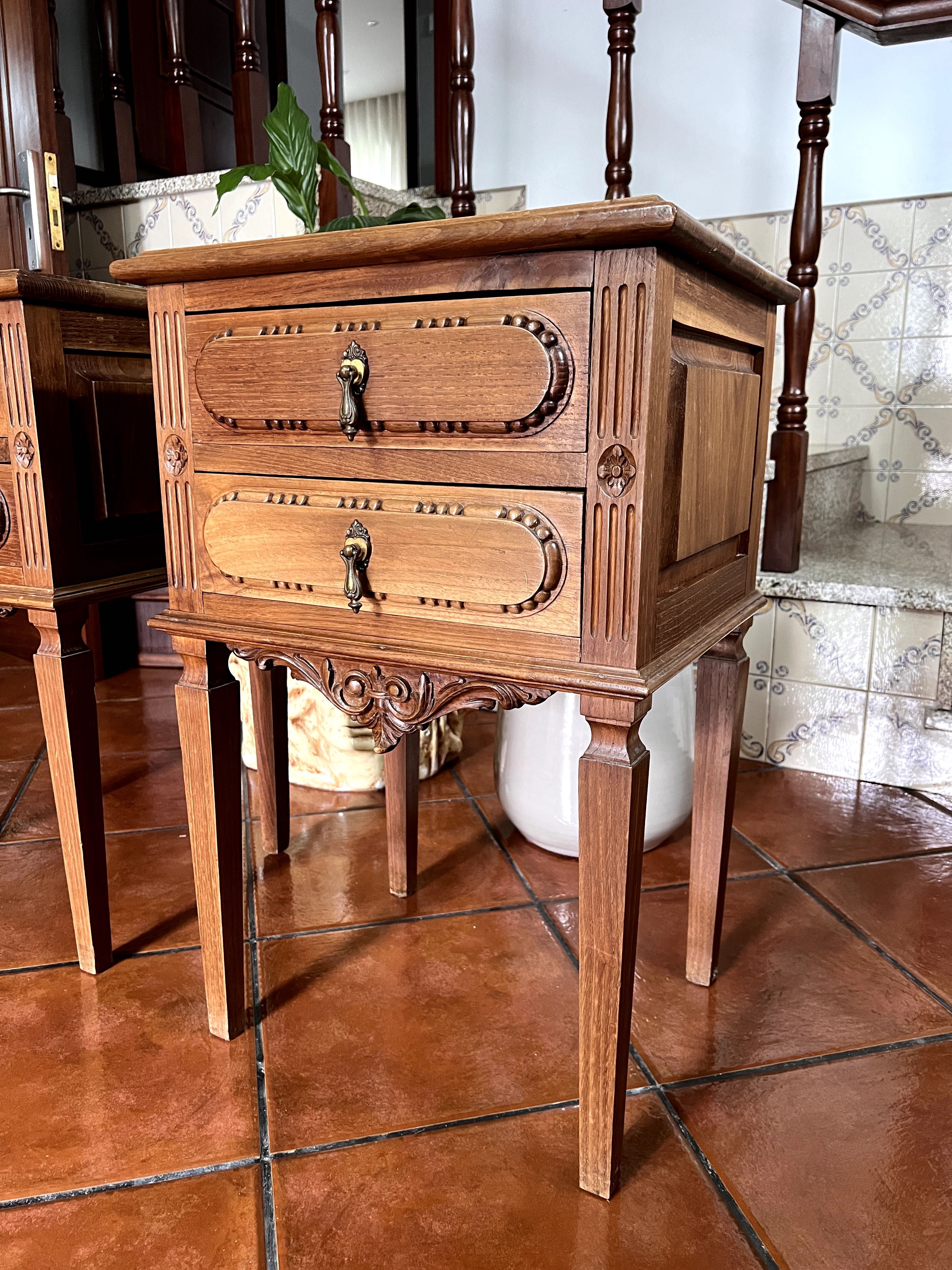 Mesinhas de Cabeceira em madeira