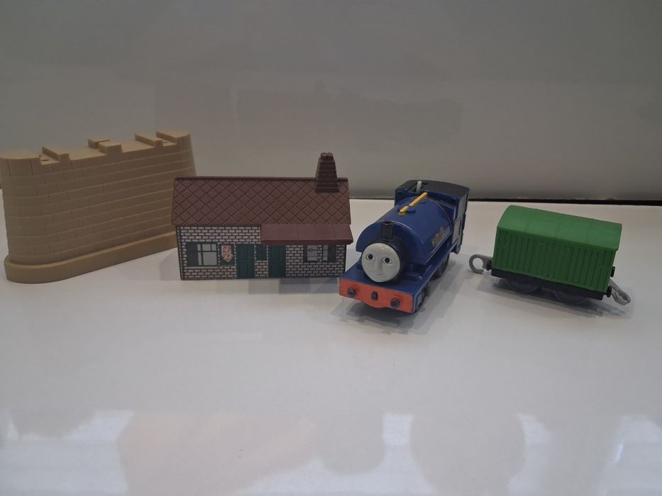 Pociąg z wagonem, tunele i akcesoria do torów tomek i przyjaciele