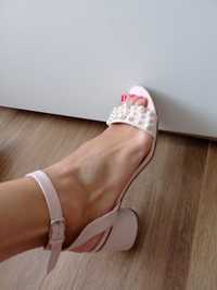 Sandałki eleganckie z perełkami Bodyflirt