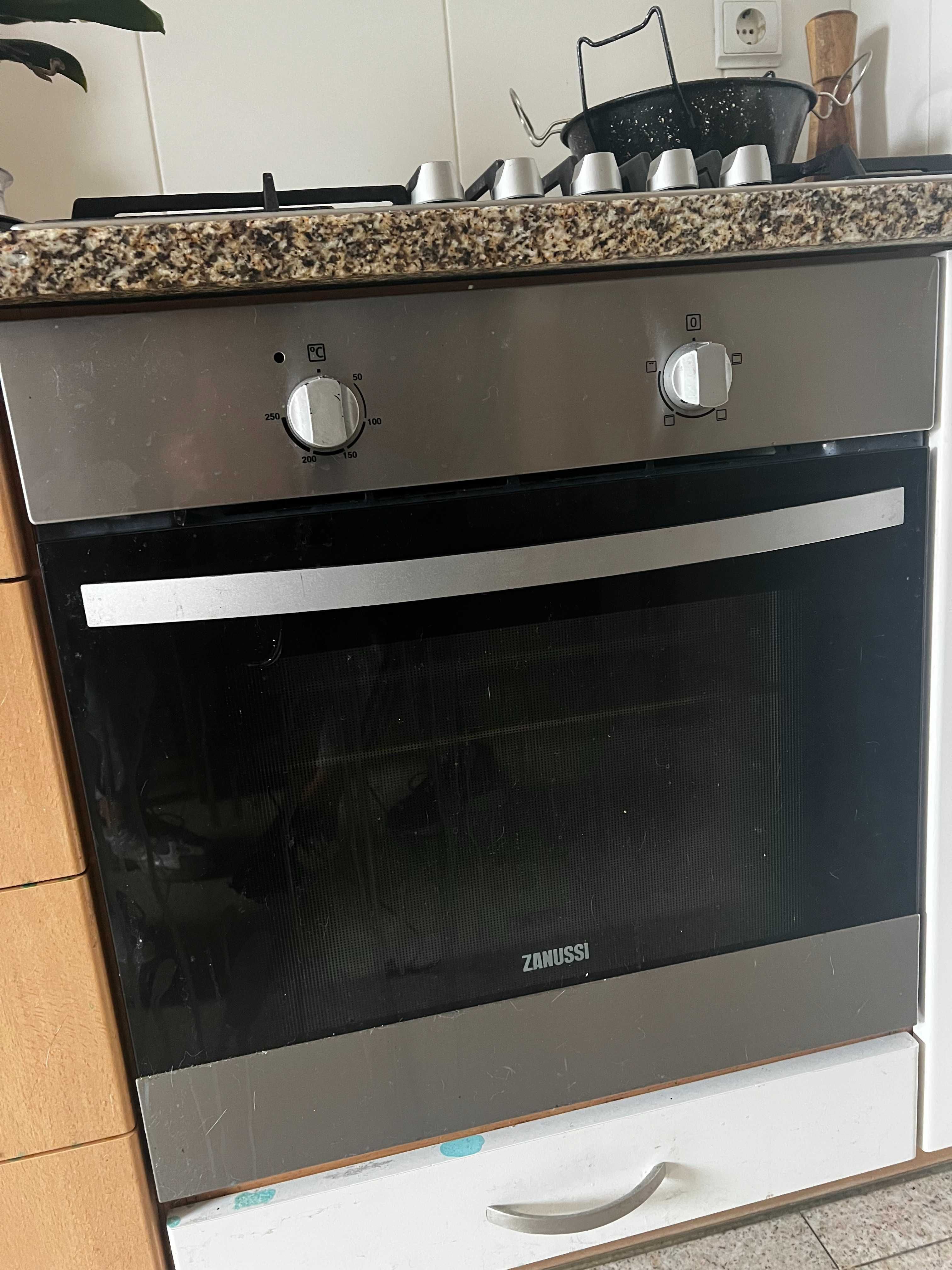 Forno *com marcas de uso