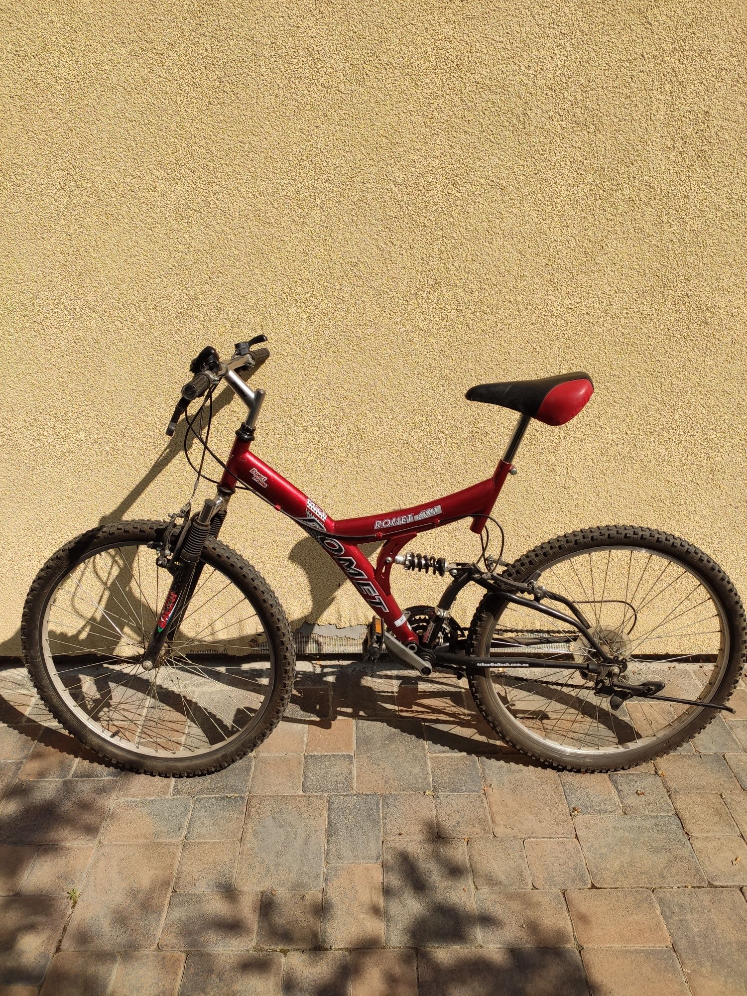 Велосипед червоно-чорний