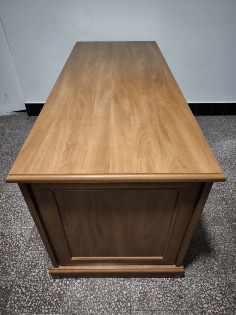 Biurko z płyty laminowanej 158sz/68gl/77wys