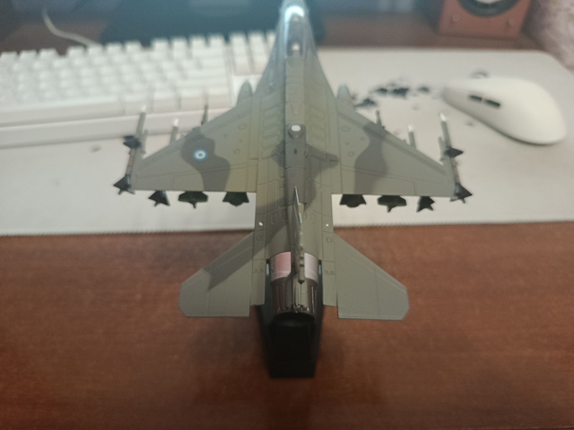 Молекційна модель ф16 1/72