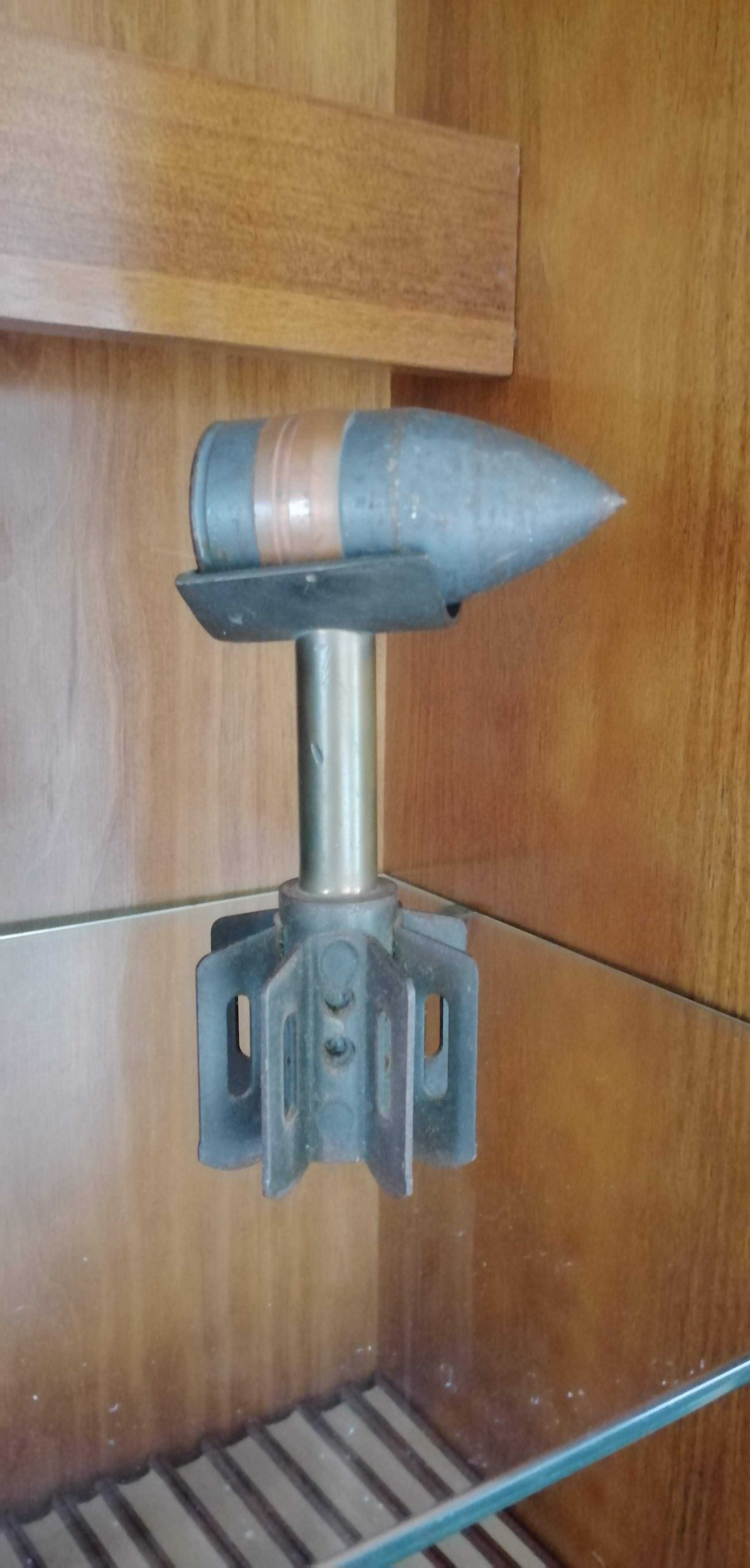 Peças decorativas e cinzeiro militar