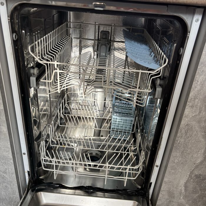 Посудомійна машина indesit DSG051  45см на деталі