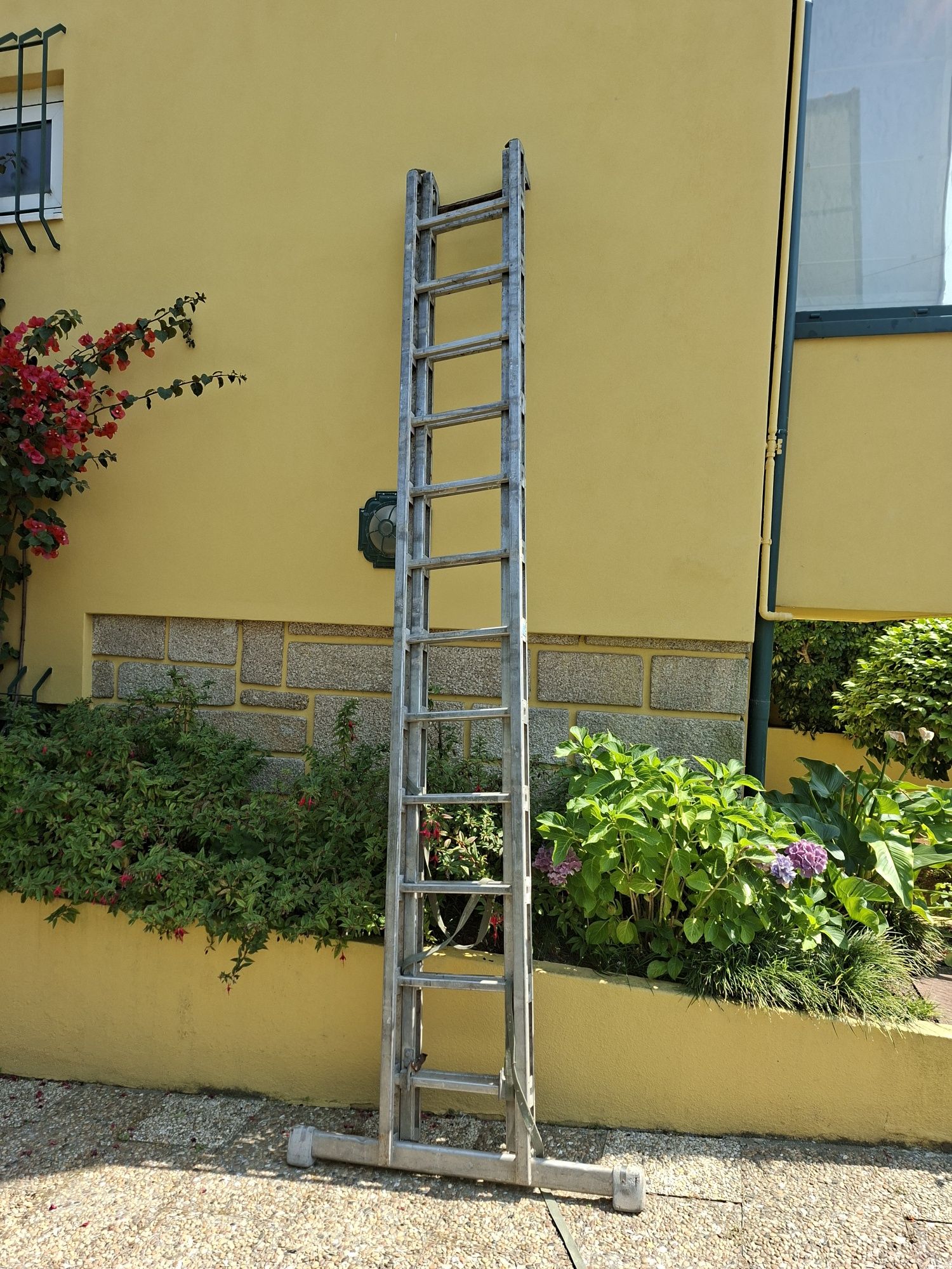 Escadote Articulado Aço/alumínio 5.9 mts usado