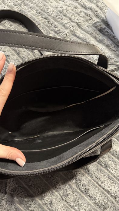 Шкіряна сумка в чорному кольорі