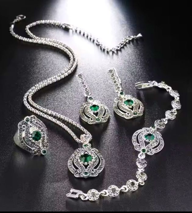 Набори біжутерії преміум-класу.