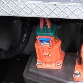 FORD Mustang Mach-e, контакти батареї