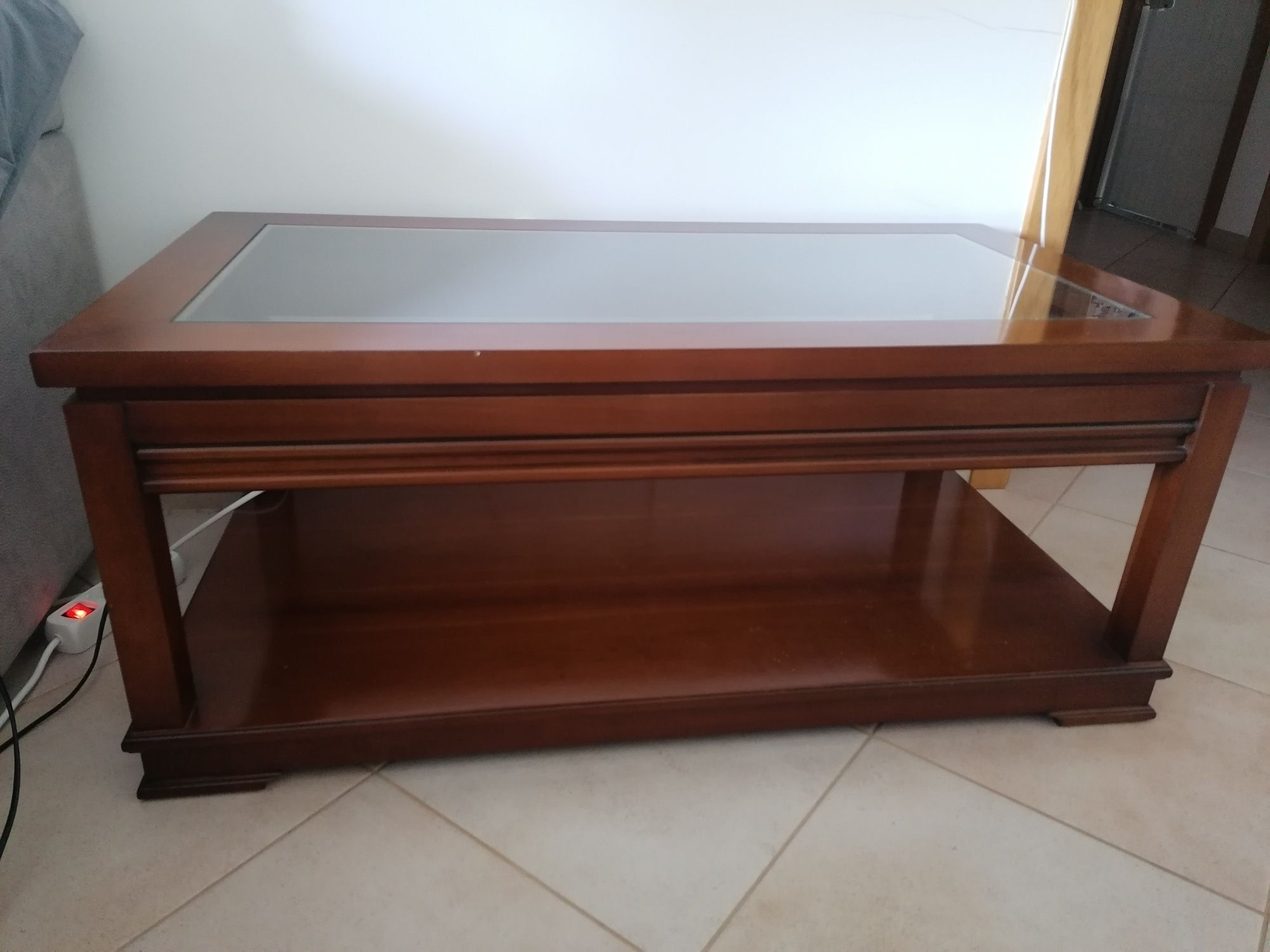 Mesa em madeira com tampo em vidro